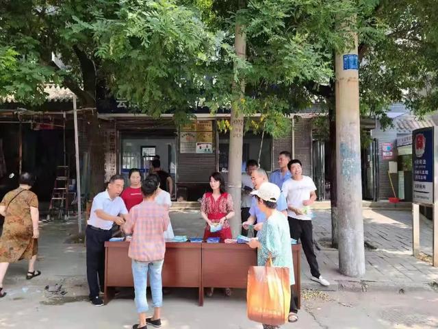 泾阳县云阳镇司法所,食安所深入社区,街道为村民宣传《民法典》