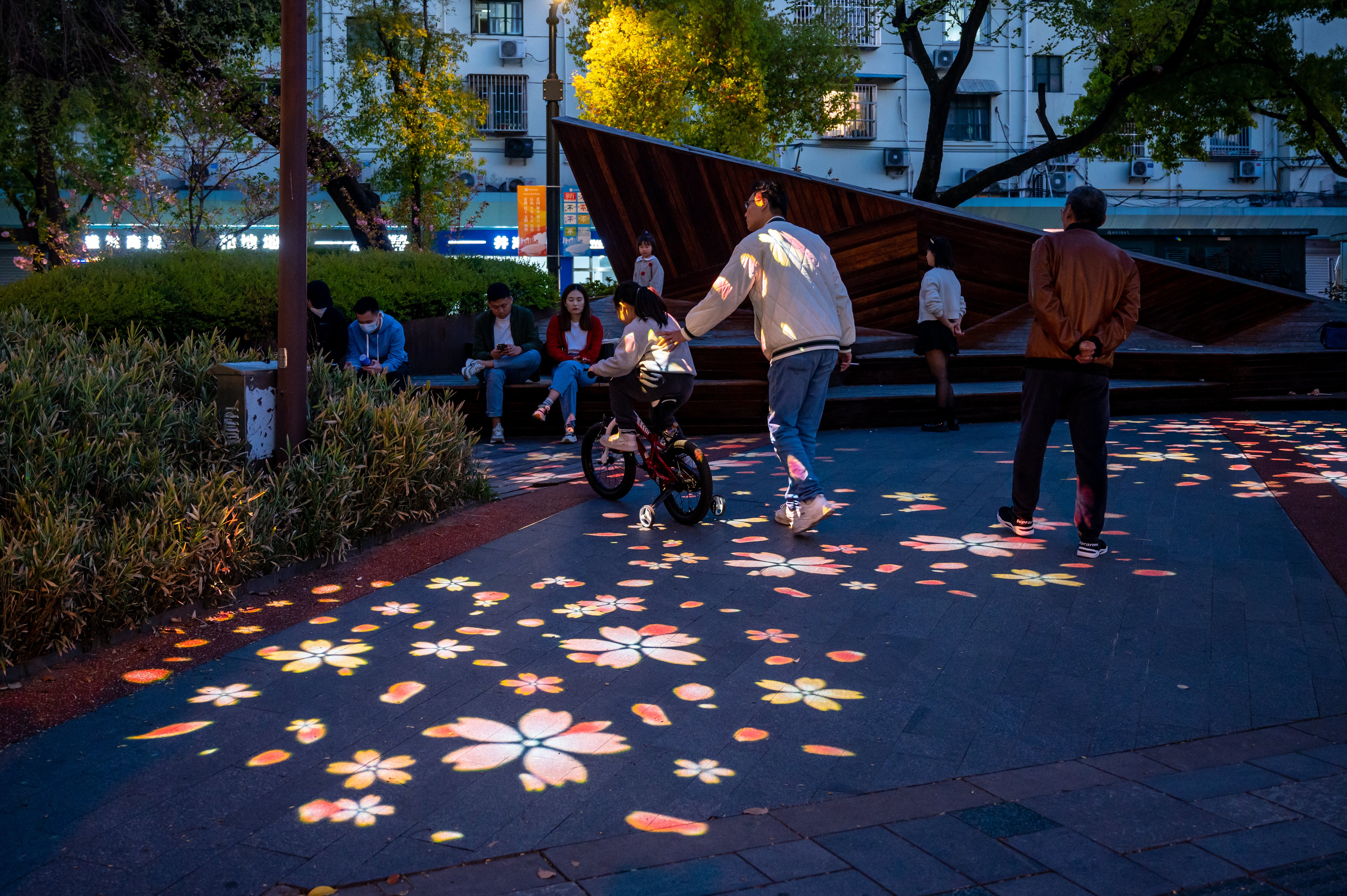 18时许,亮灯!大学路,江湾体育场景观灯光焕新