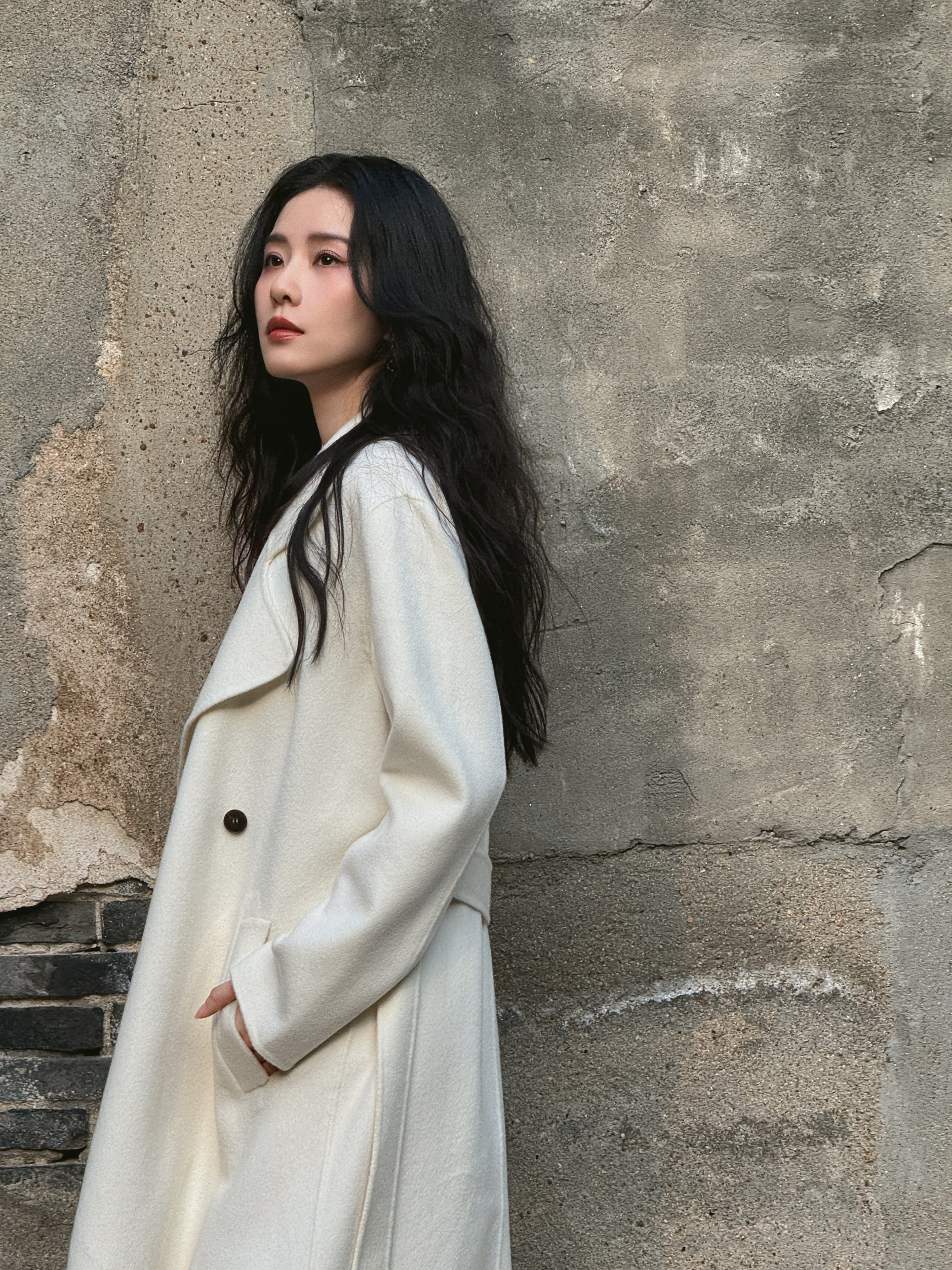 刘诗诗秋冬毛衣穿搭 蓬松卷发随性 闭眼甜笑温柔迷人散发治愈力量