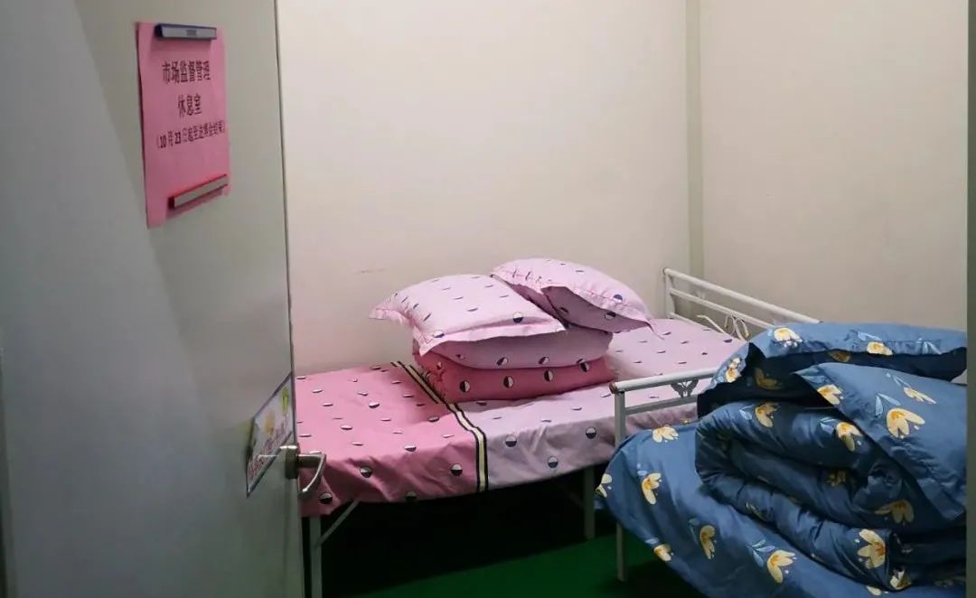 厂区内临时改造的休息室