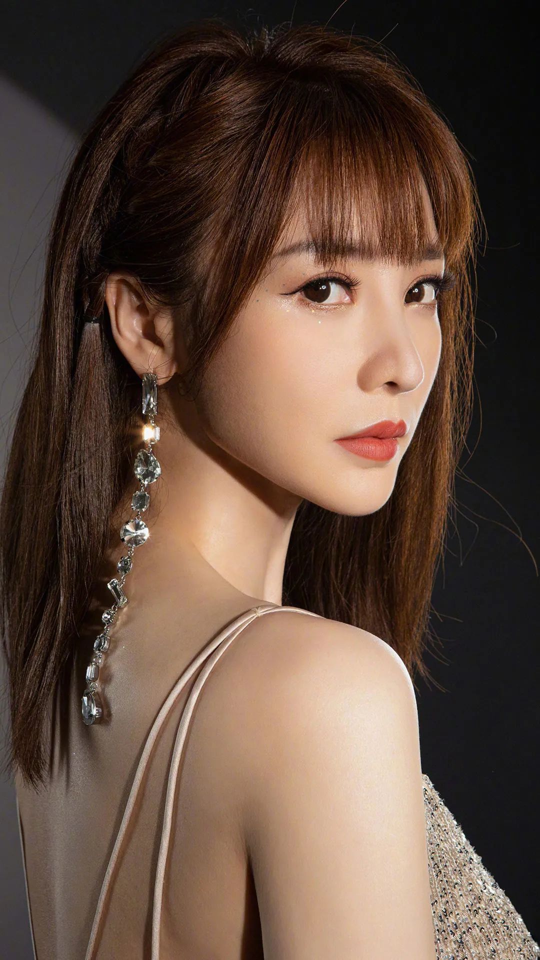 柳岩深v紧身露背裙写真