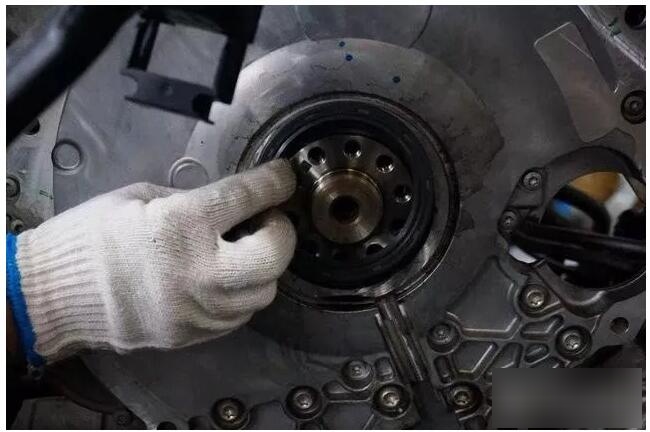 有些车型需要拆卸正时机构,而有些车型则仅需拆下曲轴皮带轮即可