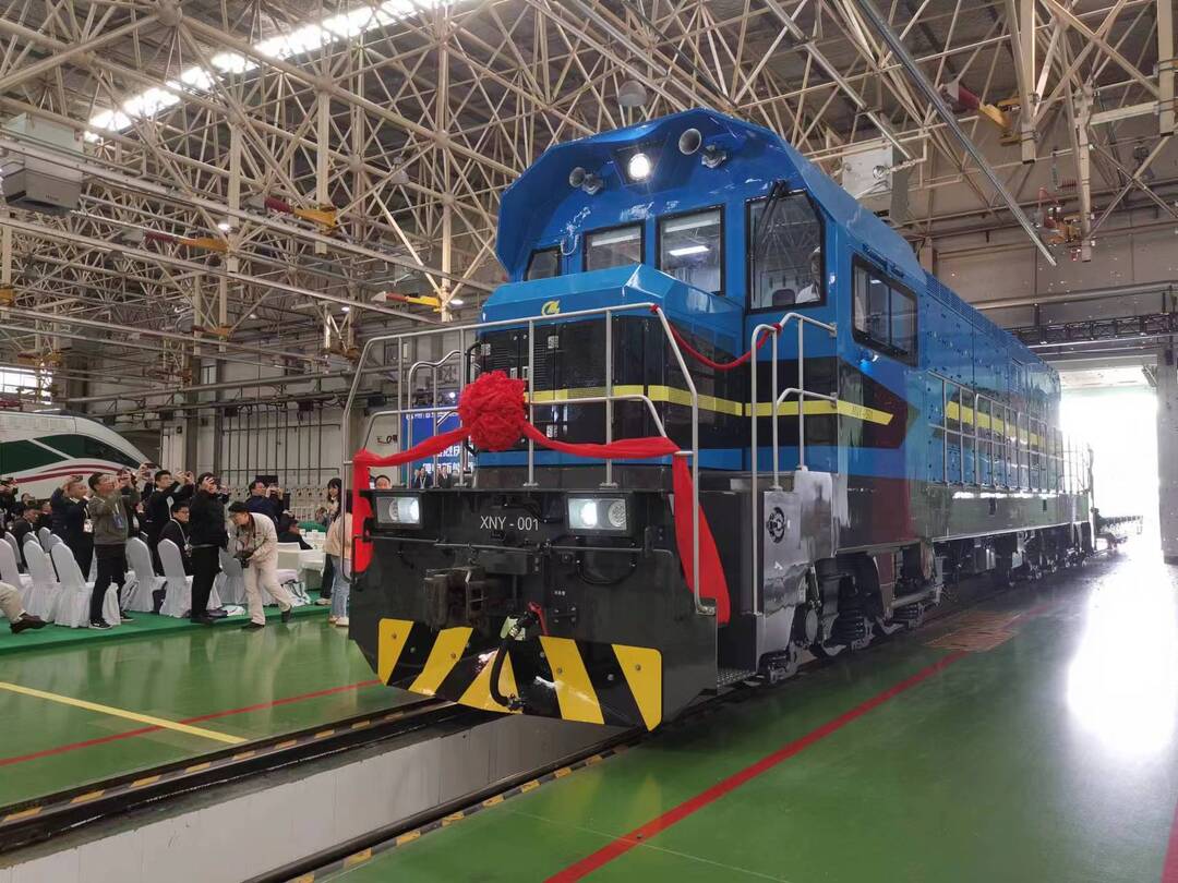我国首台大功率纯电新能源调车机车下线