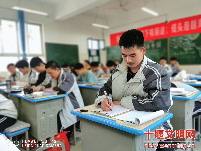 十堰一中优秀学生杨镇宇:文武双全的奋进少年