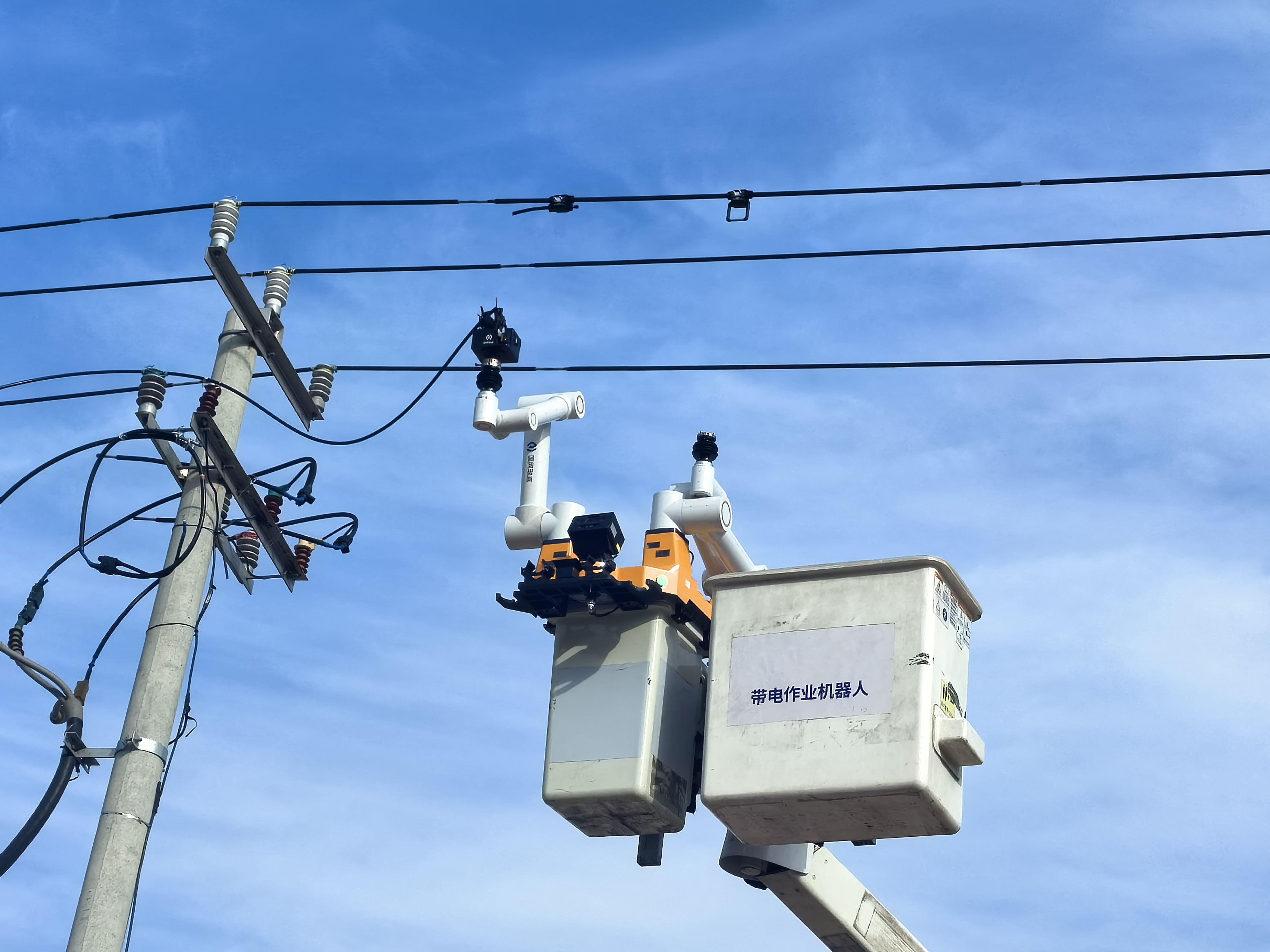 淄博:带电作业机器人要"上岗"了,电网作业更安全