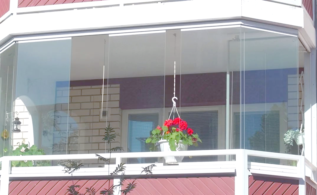 是倾向于有框窗还是无框窗,往往取决于个人的喜好以及窗户玻璃的材质