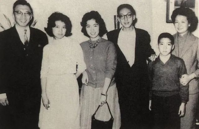 三毛的全家福,从左到右依次是:父亲陈嗣庆,三毛,大姐陈田心,大弟陈圣