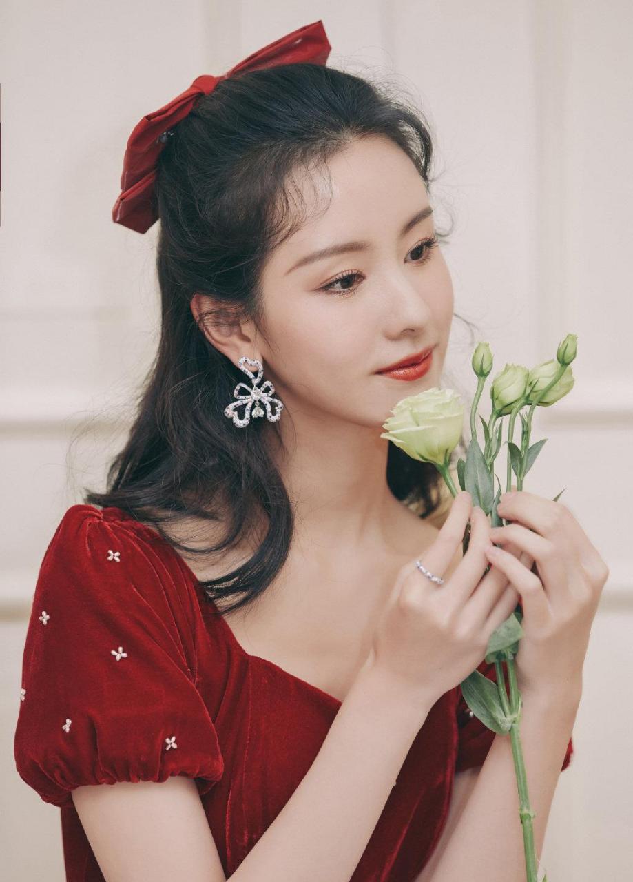 陈都灵,一袭红裙,灵气可人