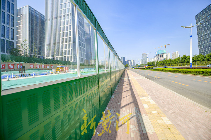 济南地铁工地围挡换"透明装" 一眼看清工程进度