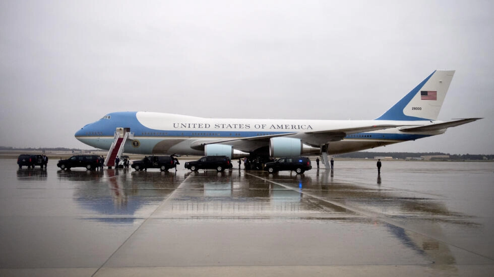 美媒披露总统专机空军一号上老丢东西,涉事者是白宫记者团