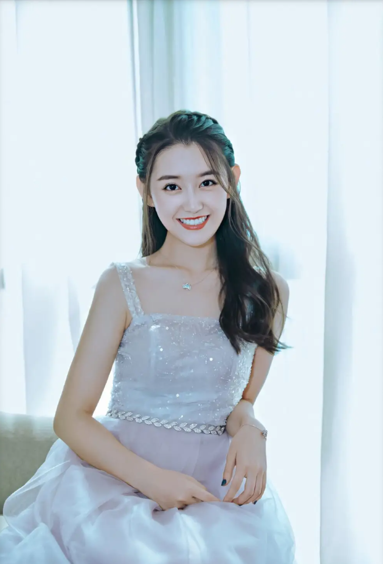 00后浓颜系小花蒋依依,1/4的德国混血颜,英气又明艳有女主相