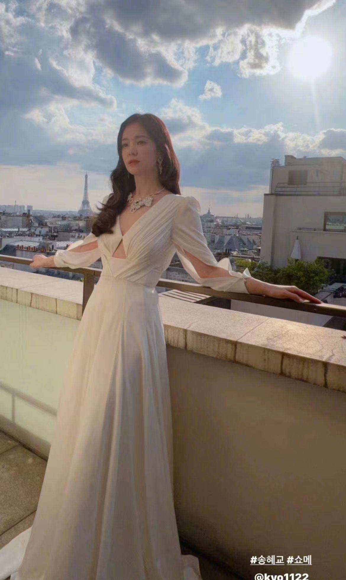 宋慧乔摒弃清纯,性感礼服抢眼,大胆眼神杀气腾腾!