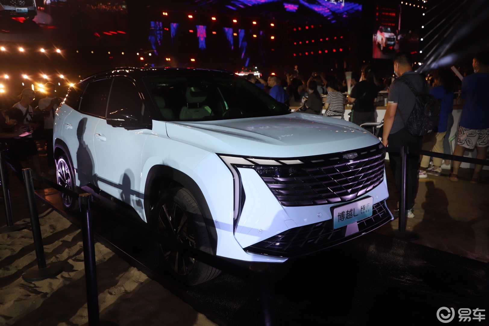 吉利fx11正式首发亮相 中文名博越l