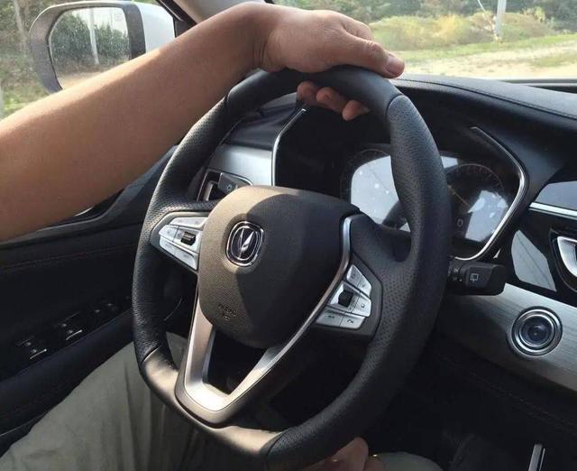 打方向盘有沙沙橡胶摩擦声,是什么原因