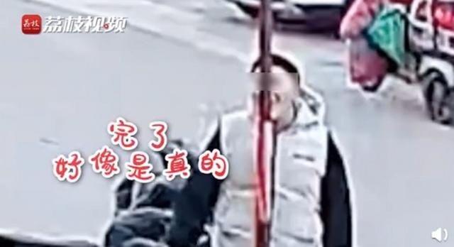 肉眼可见的疼!小伙零下16度舌头舔钢管被冻住,网友:有被笑到