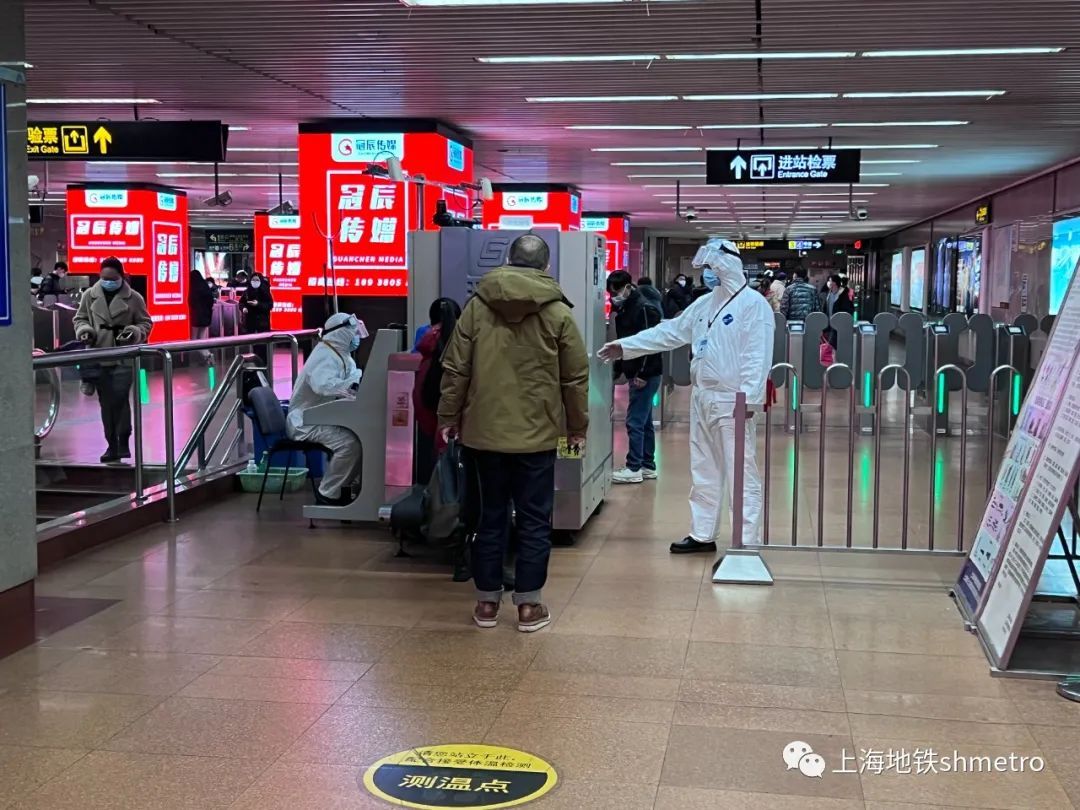 【春运】上海地铁志愿者为乘客出行保驾护航