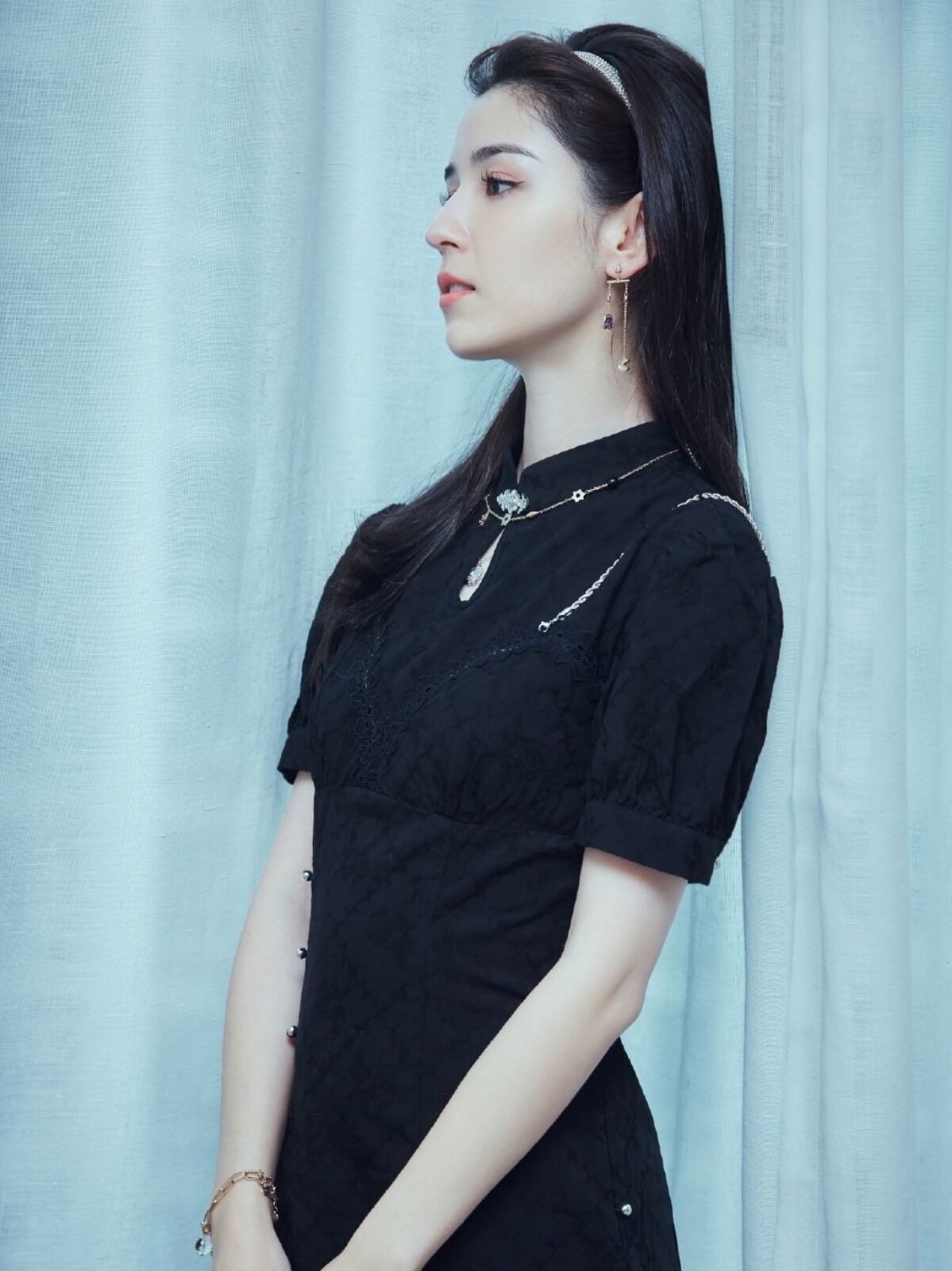 新疆美人穿起旗袍有多好看?瞧瞧俏皮灵动的哈妮克孜,你就明白了