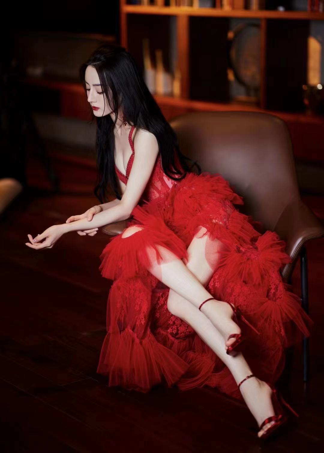 迪丽热巴身着红色长裙  展现复古气质