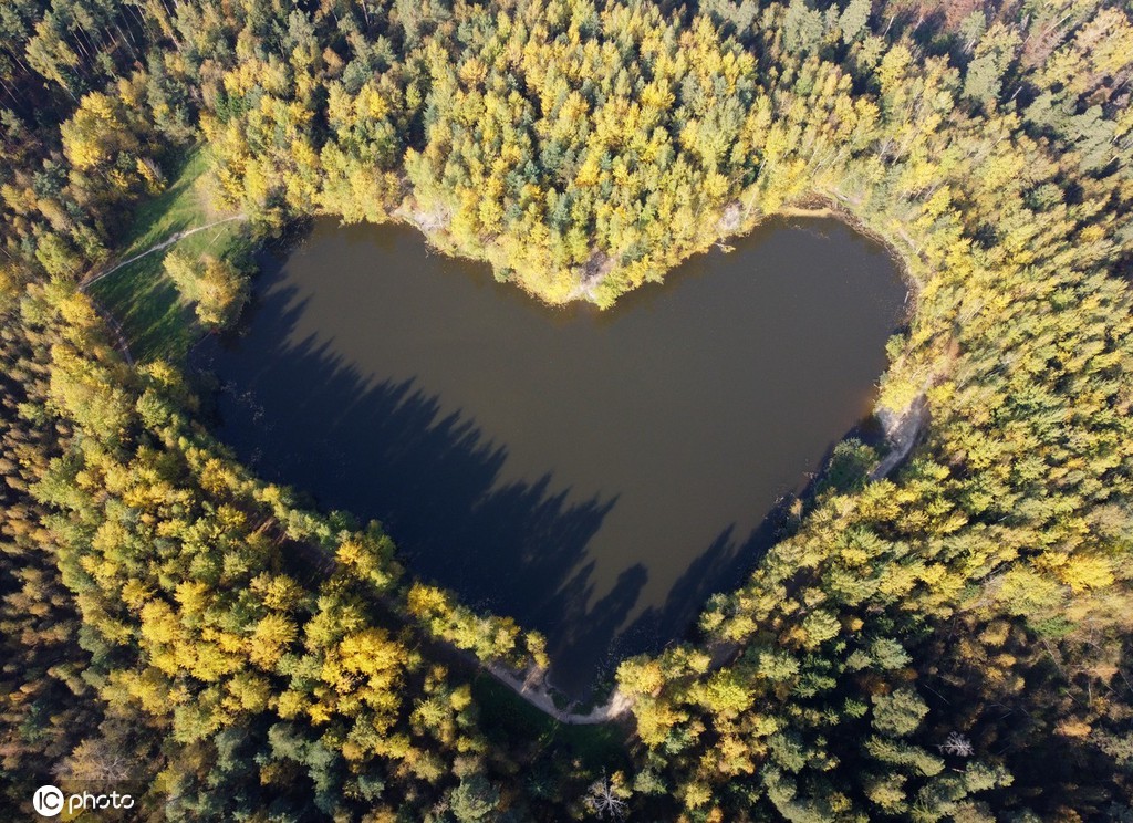 俄罗斯莫斯科秋日浪漫 心形湖向你"比心"