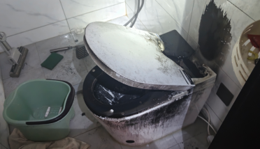 吓出冷汗！男子上厕所 智能马桶突然喷火