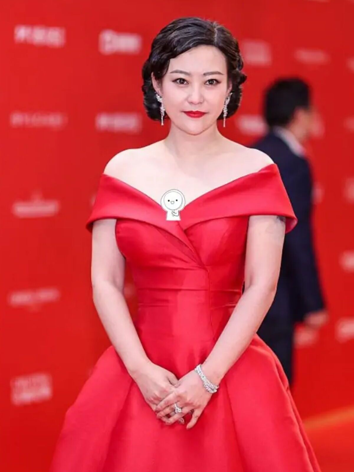 中年女人怎么穿裙子更美?瞧瞧郝蕾的红裙造型,太有韵味