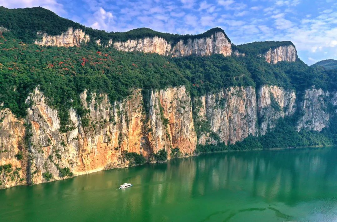 乌江百里画廊金沙化觉段金沙境内的盐茶古道,曾是川盐入黔,黔茶入川的