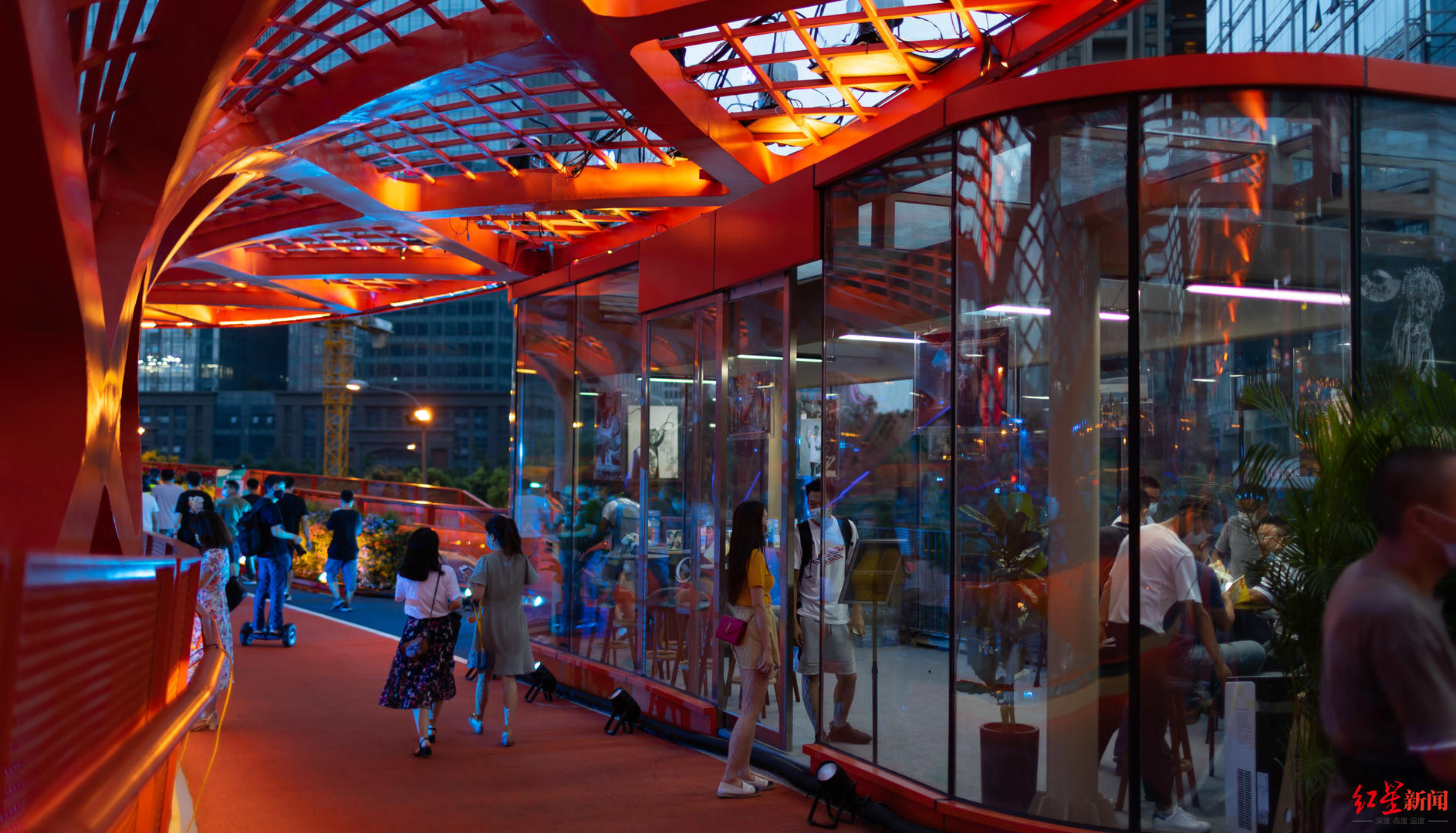 今夜,成都交子大道正式开街,这些消费新场景值得一一打卡!