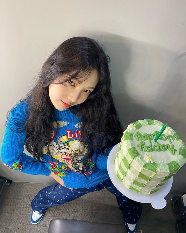 joy生日美照疯狂更新……波浪卷发 明朗笑容"漂亮的外貌"