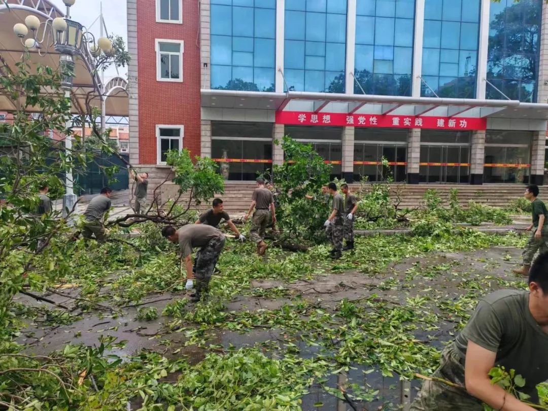 杜苏芮登陆福建省军区官兵奋力迎战