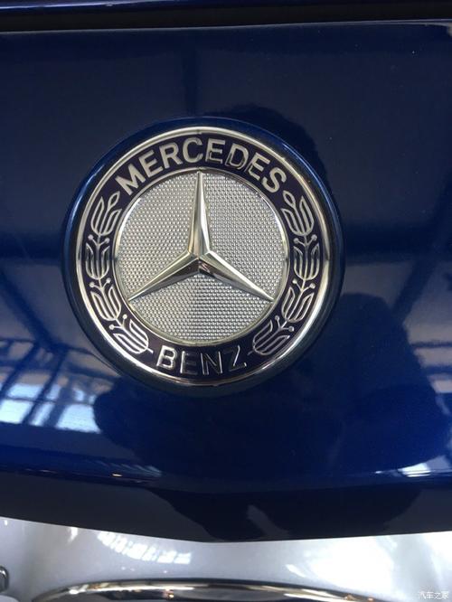 奔驰汽车车尾标志会在倒车时自动翻转,这背后的设计巧思在于车标后方