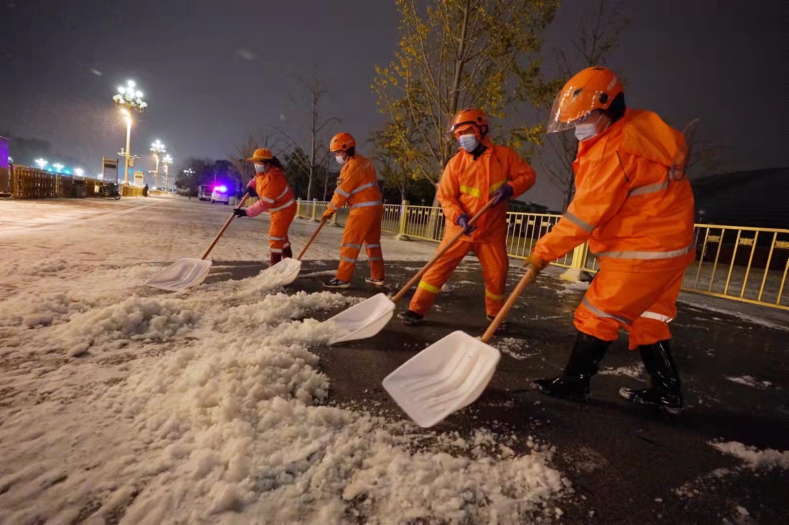 雪天扫雪图图片