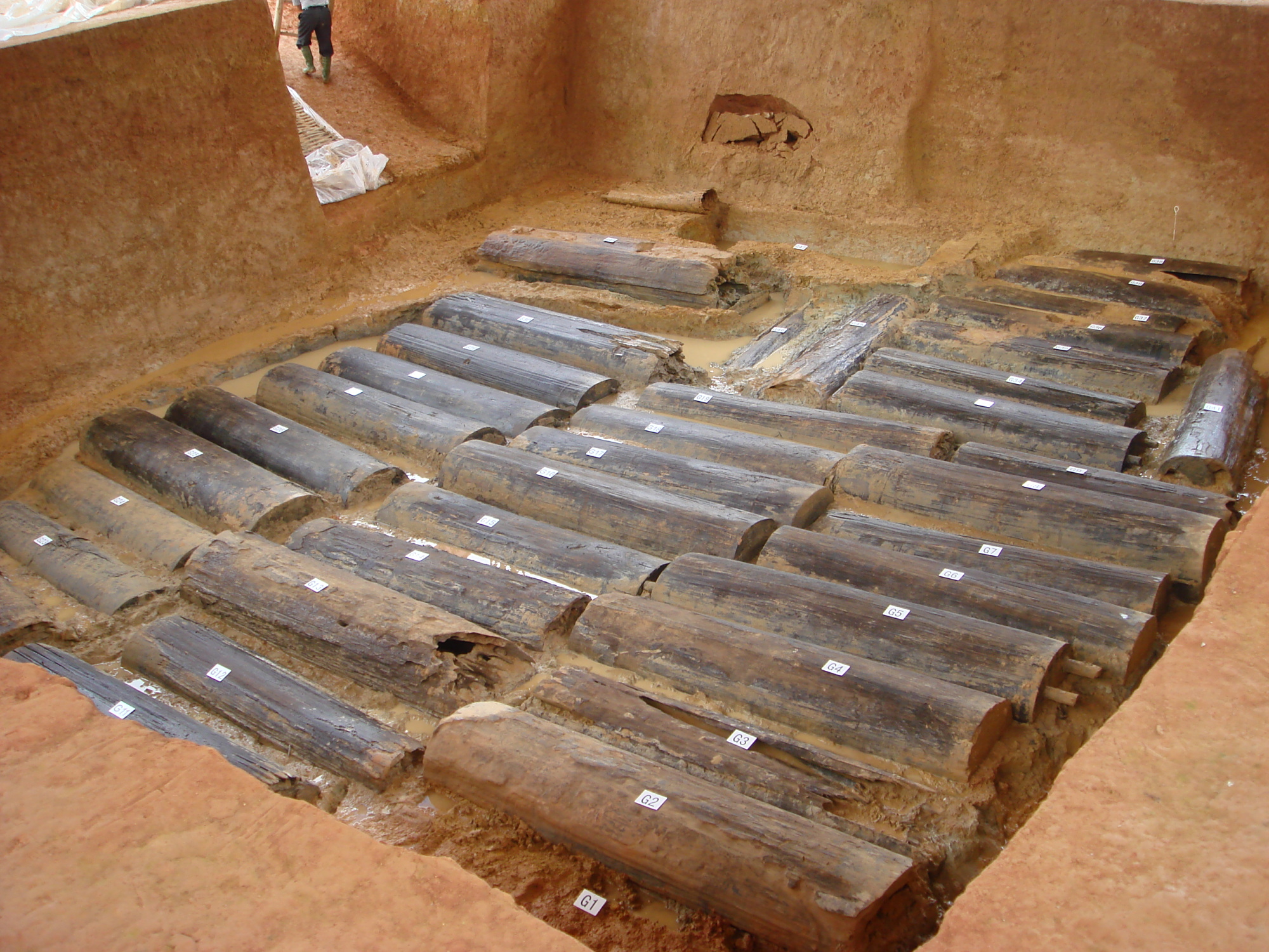 靖安李洲坳东周墓葬的姑娘们为何在花季同时死亡?集体安葬于此?