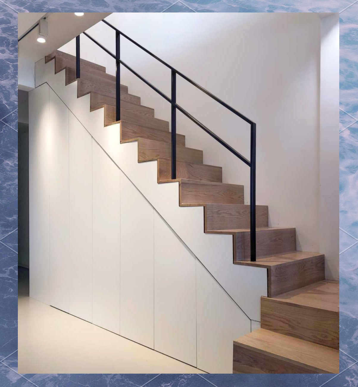 通常,楼梯会被安置在专门的楼梯间内或靠墙的角落,这样既节省了空间