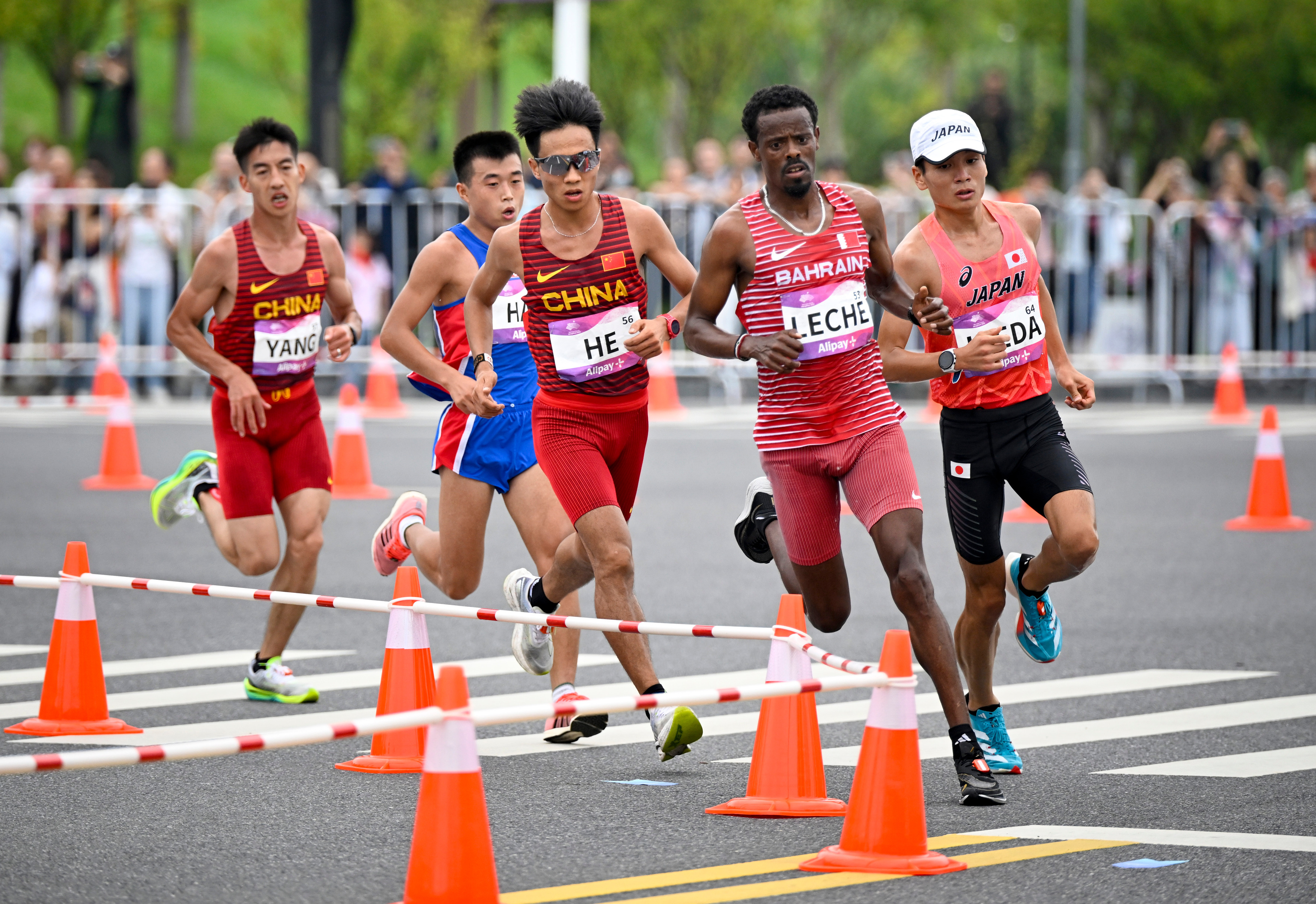 田径——何杰获得男子马拉松冠军(20)