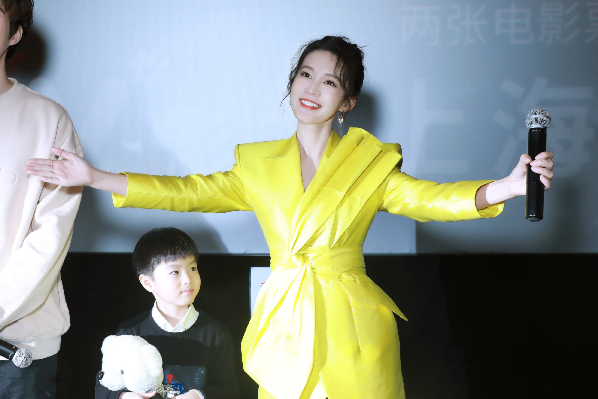李沁上海路演造型,一身明黄色西装扎丸子头,清爽干练气场全开