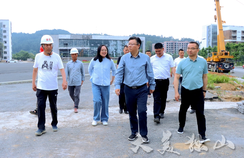 李景宽到县第六中学建设项目进行现场办公