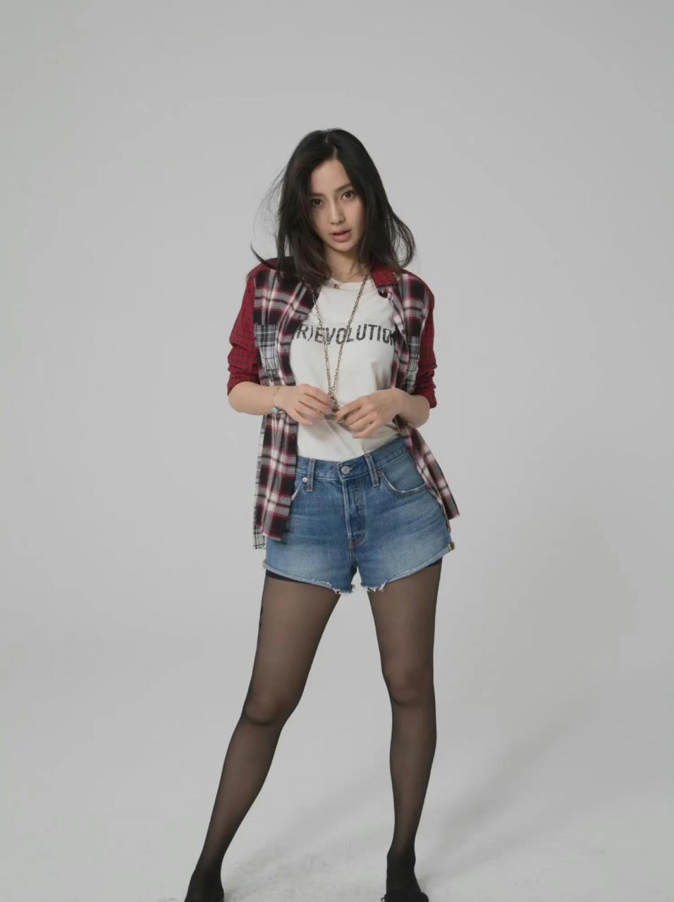 baby 格子衬衫牛仔短裤配黑丝#女明星穿搭# #美女欣赏图片# #看美女