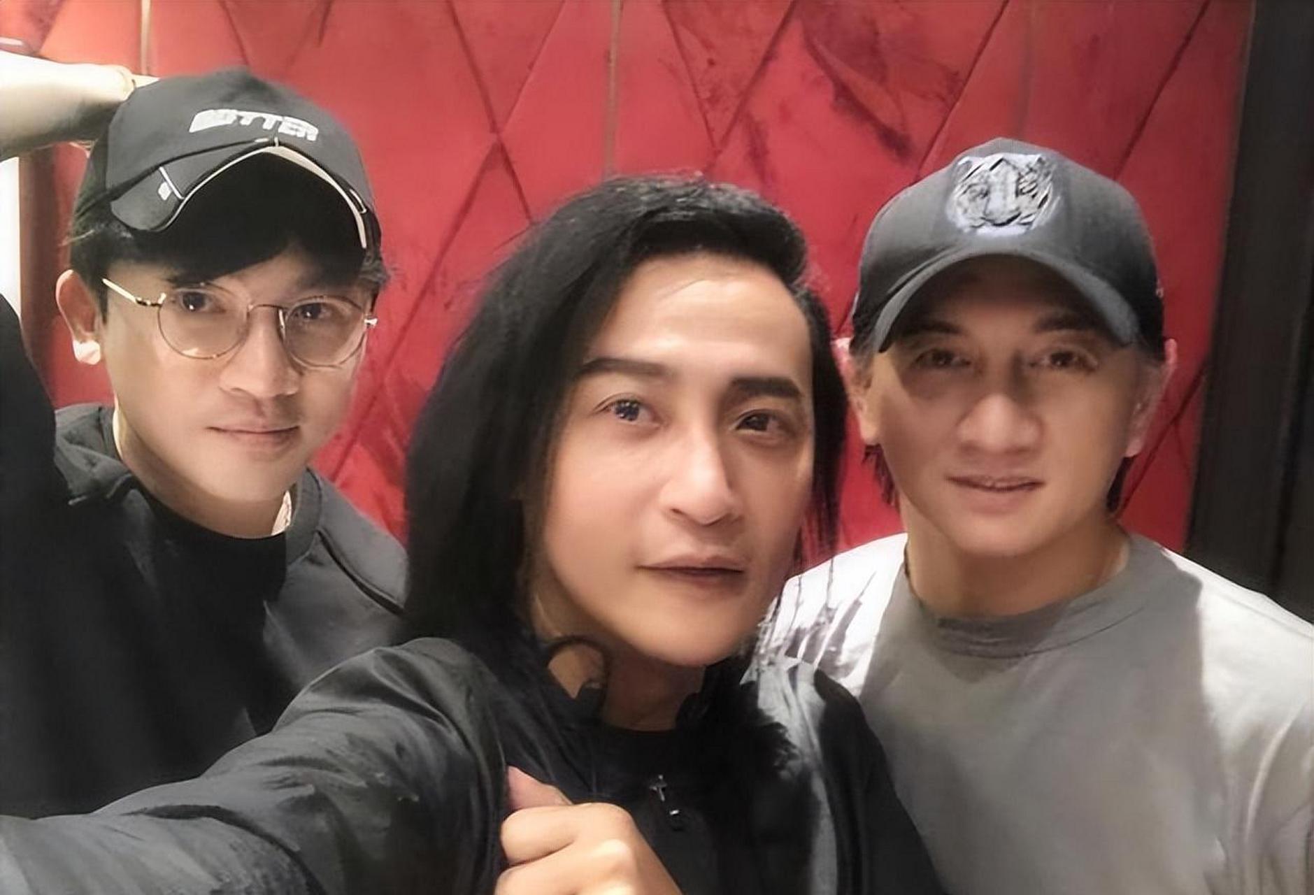 其火爆程度甚至不输tfboys,该团队早就解散,如今吴奇隆身价上亿,娶比