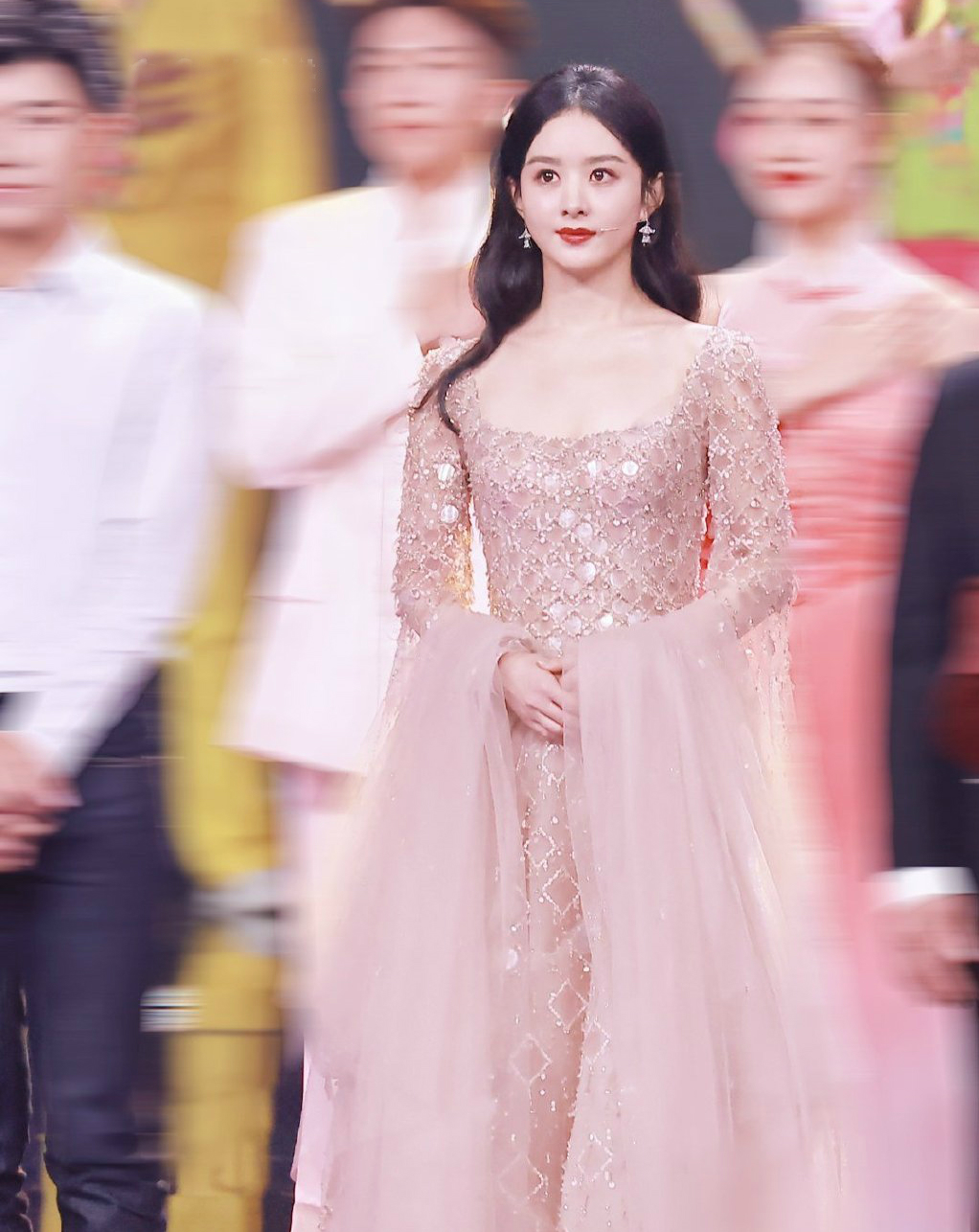 在中秋晚会上,赵丽颖参加的演出是最后环节的群星大合唱《我的中国心