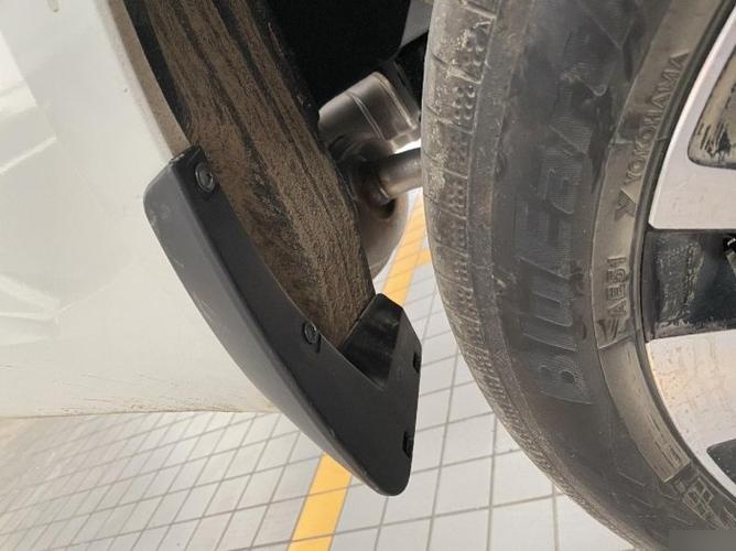 天籁后轮挡泥板怎么拆