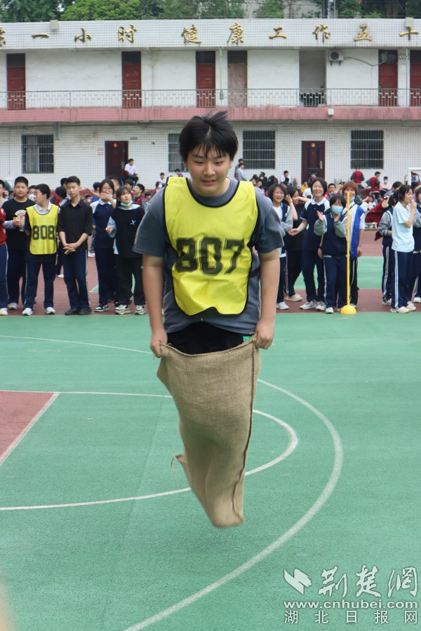 趣味无穷 洪山中学师生体验别样运动会