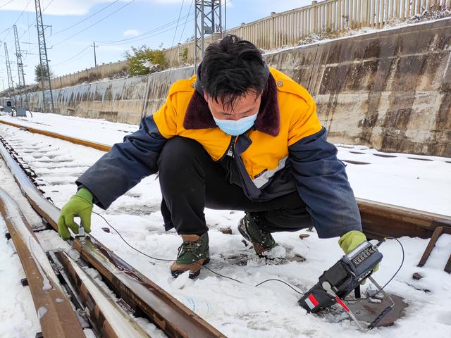 16000步!秦皇岛工务段铁路探伤工保雪后钢轨安全