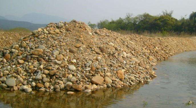 河里的砂浆石图片