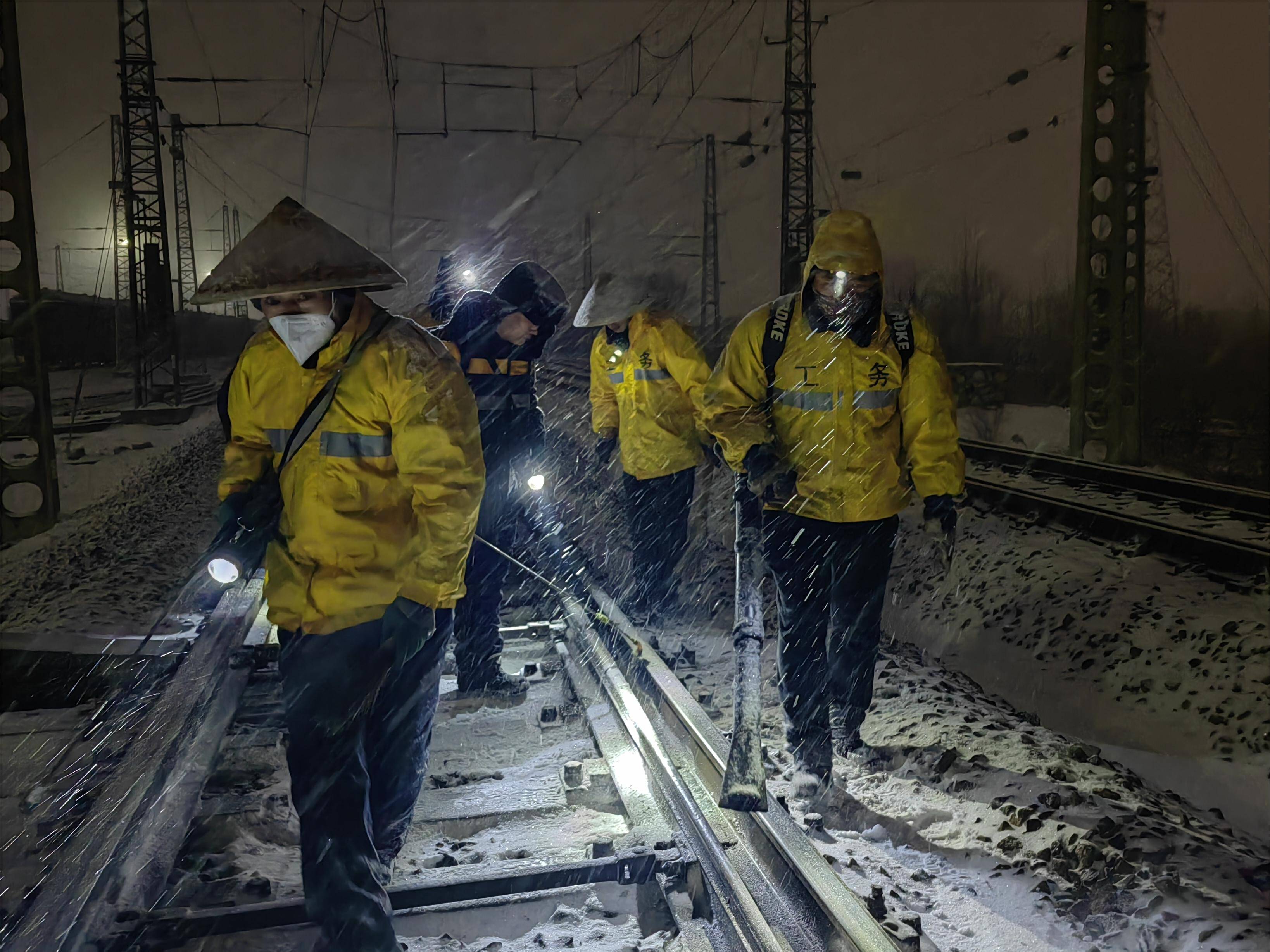 迎战风雪 国铁济南局临沂工务段全力保障铁路线路运输畅通