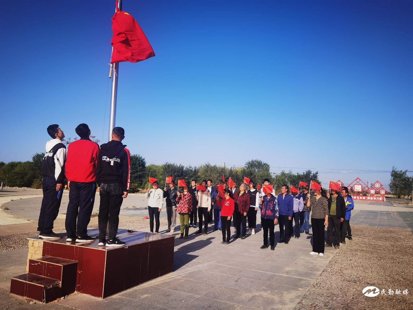 民勤县重兴镇镇村举行升国旗仪式