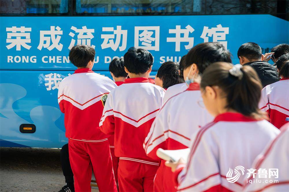 组图|流动图书车,让书香开进校园