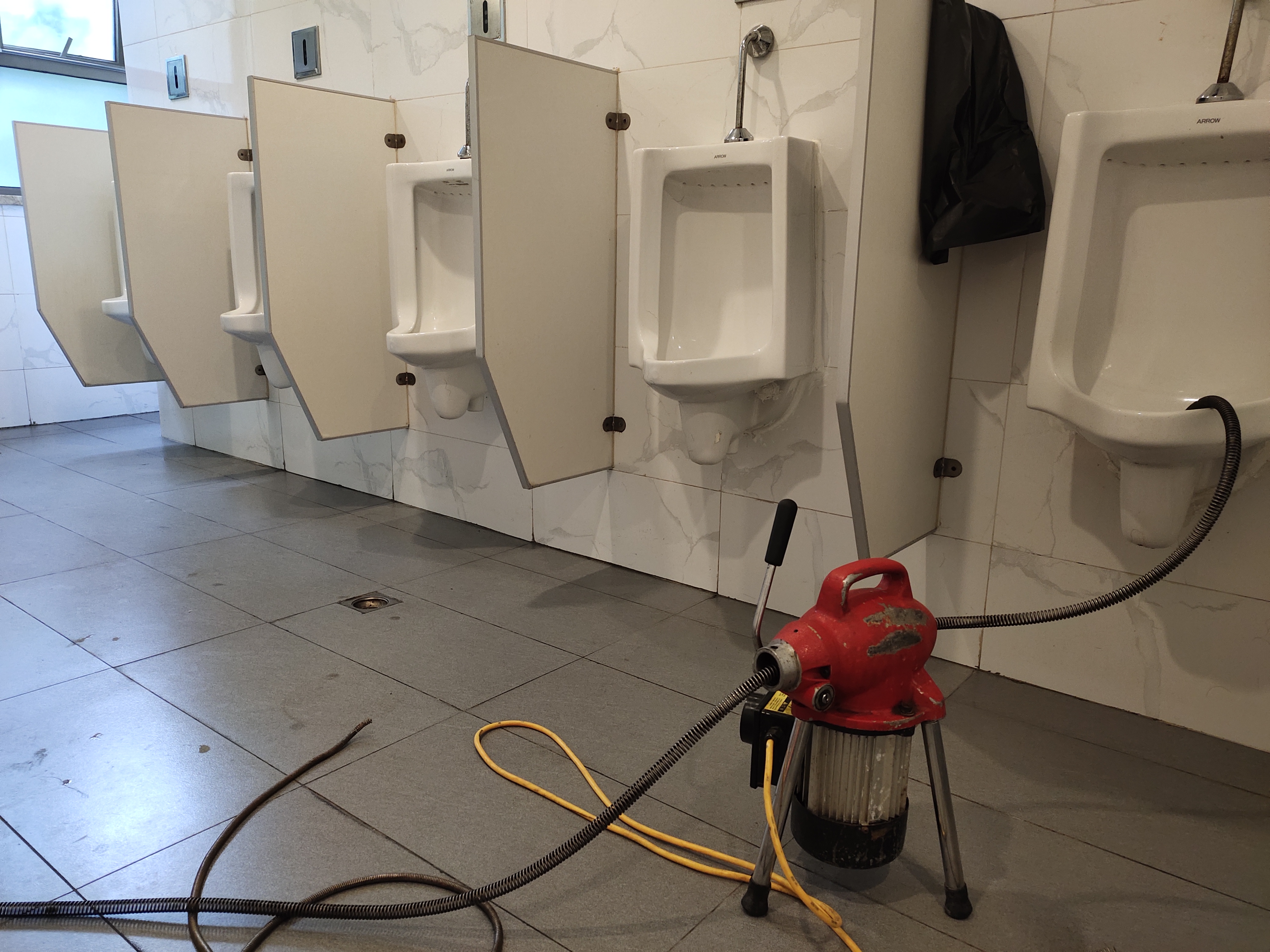 北京疏通小便池管道,疏通卫生间小便器下水道,管道疏通机好适用