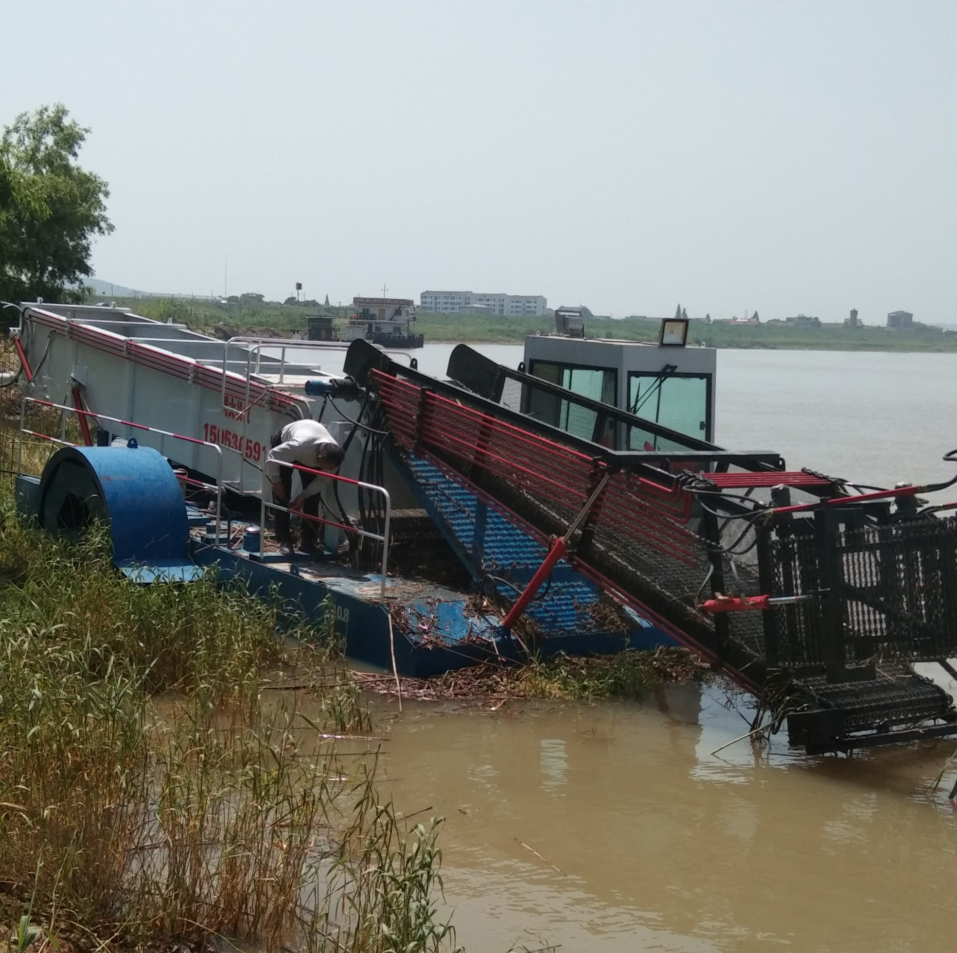 水面垃圾打捞船的工作原理