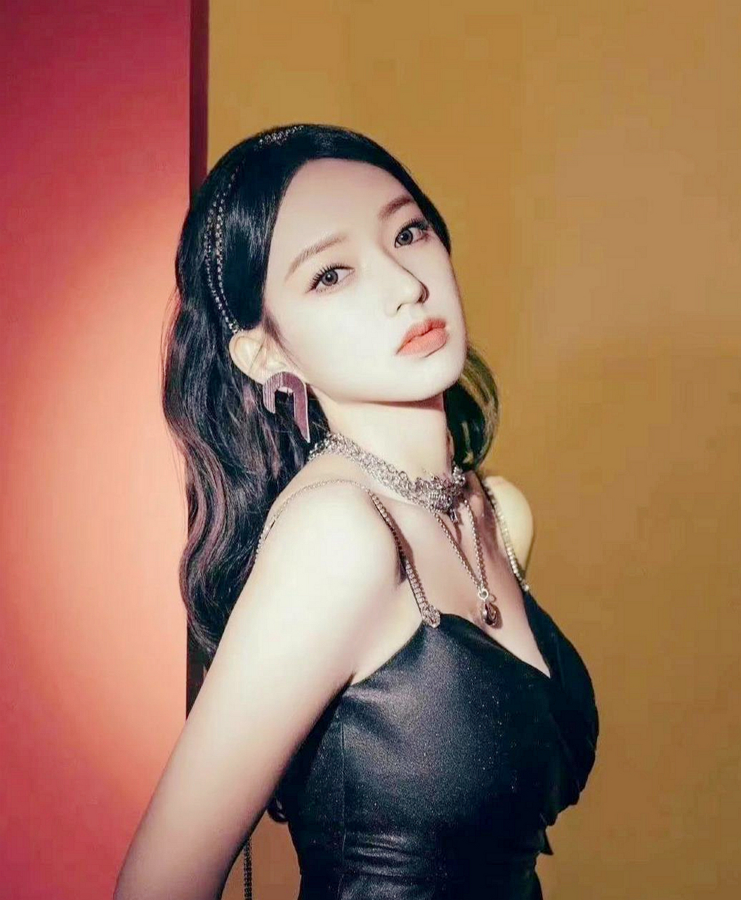 程潇好性感!一身黑色吊带裙搭配白色长靴,性感妩媚妩媚.