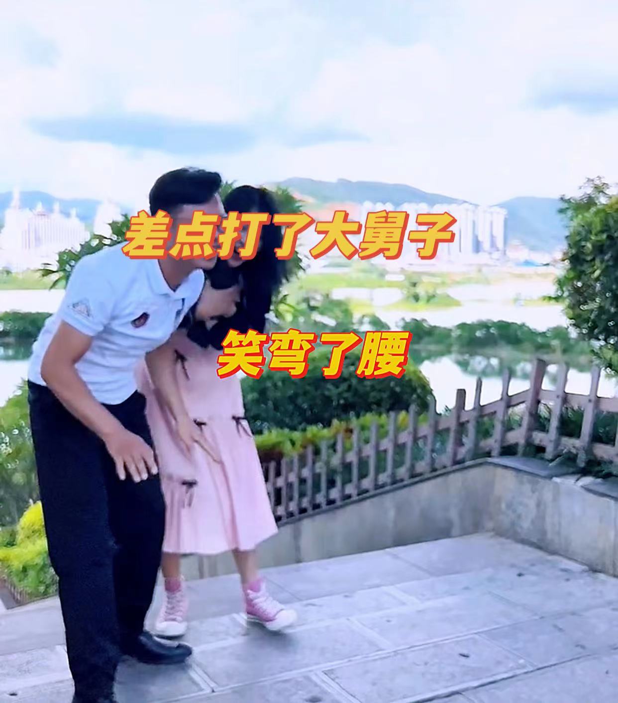 女子被人从背后抱起男朋友瞬间握紧拳头看清来人后懵了